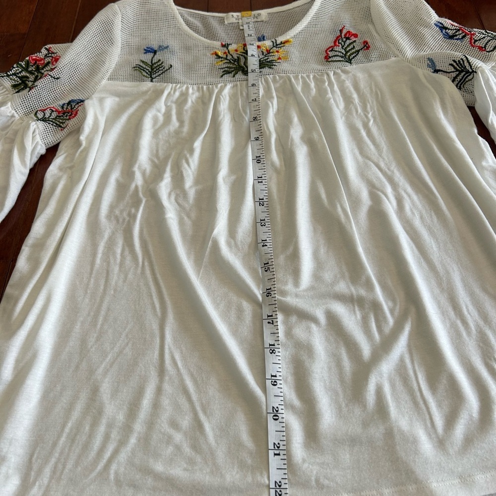 White Embroidered Floral Top Tee with Bell Sleeves Size Petite Medium - Picture 5 of 12